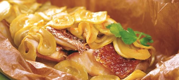 Морской окунь, запеченный с цуккини в апельсиновом соусе