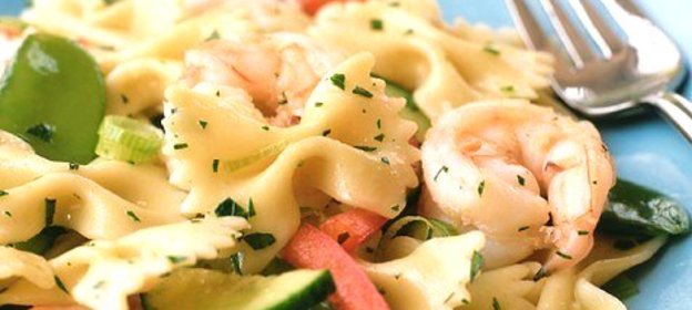 Паста фарфалле в сливочном соусе с креветками