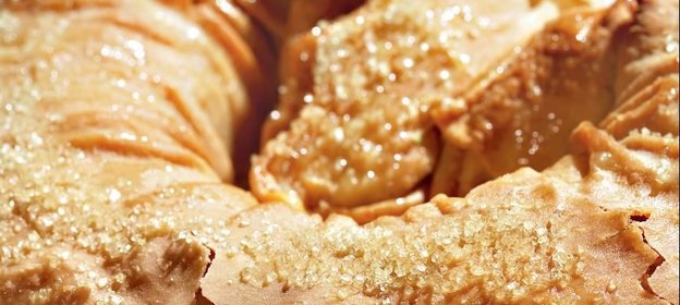 Штрудель со сливами и карамелью