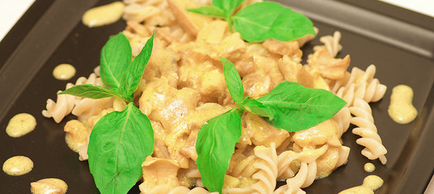 Макароны с жареной курицей в сливочно-шафрановом соусе