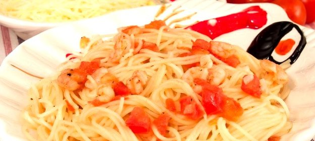 Спагетти с креветками и помидорами