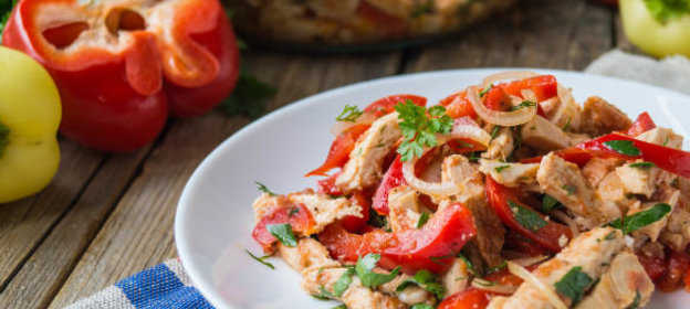 Салат с курицей, болгарским перцем и пряной заправкой