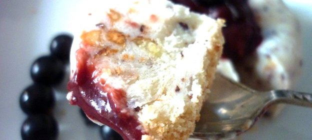 Холодный десерт с шоколадно-ягодным соусом