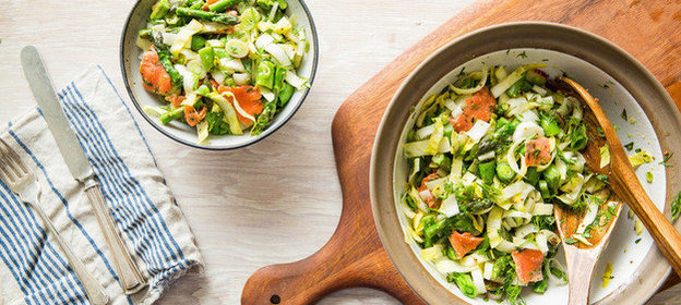 Салат с копченой семгой, спаржей и зеленым горошком