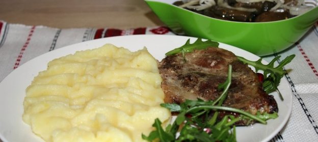 Свинина запеченная в чесночном маринаде