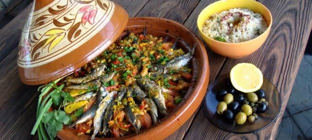 Тажин с морепродуктами, молодым картофелем, каперсами и соленым лимоном под шафрановым соусом