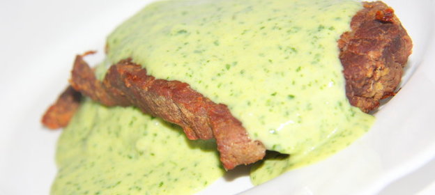 Говядина в лимонно-горчичном маринаде под банановым соусом