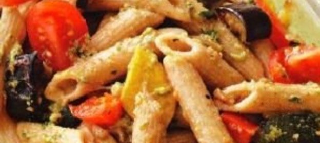 Салат из пасты и жареных овощей