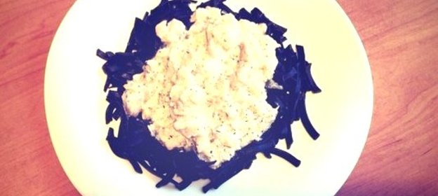 Спагетти с чернилами каракатицы и лососем