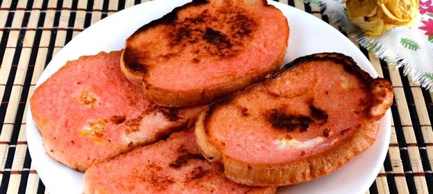 Сладкие гренки с вишневым сиропом