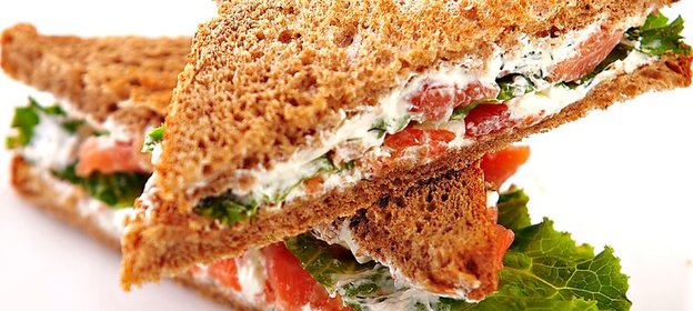 Сэндвич с семгой, авокадо и зеленым салатом