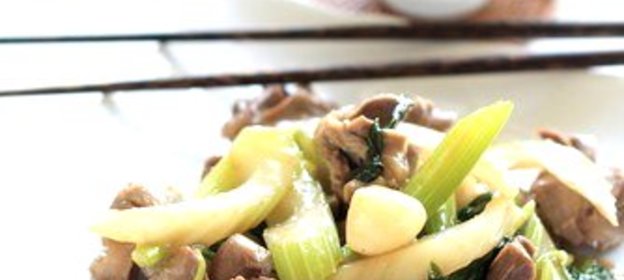 Жареная курица с сельдереем и имбирем (Jirou Chao Qincai)