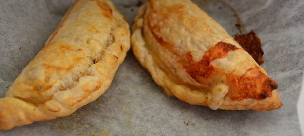 Кальцоне с моцареллой и помидорами черри