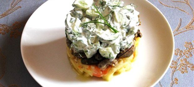 Теплый салат из мясного ассорти со свежей зеленью