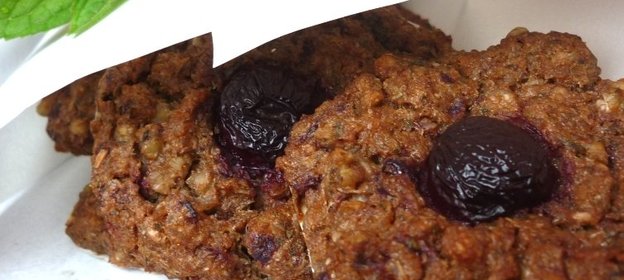 Зелёногречневое печенье с черешней и мятой