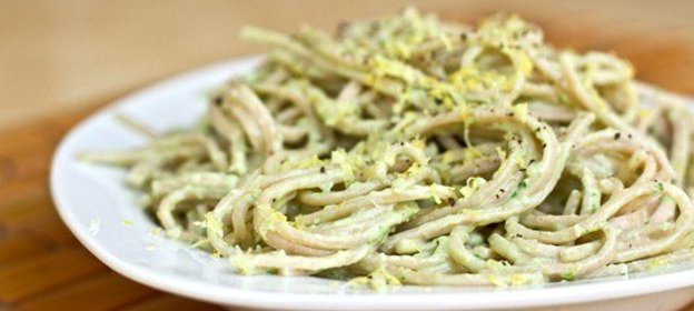 Спагетти с авокадо и чесноком