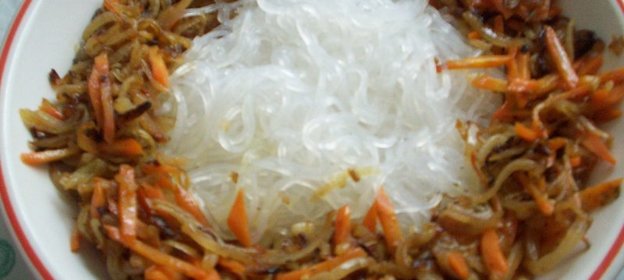 Рисовые макароны с луком