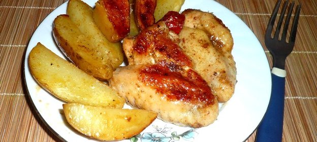 Запеченные куриные крылья с картошкой