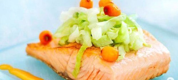 Лосось с пивом и капустной приправой