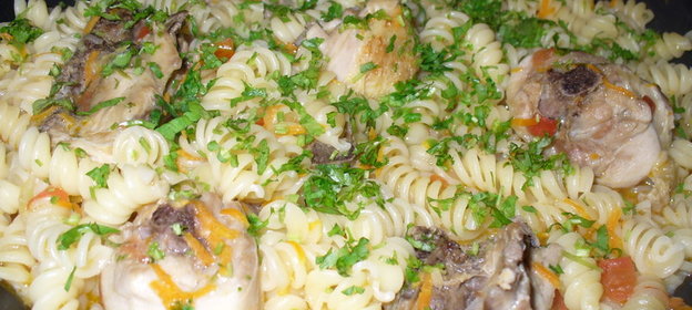 Тушенные макароны с курицей