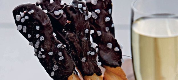 Слоеные «полоски» с шоколадом и солью