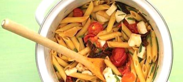 Паста с помидорами и моцареллой 2