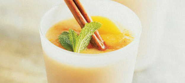 Пряные персики в сладком вине