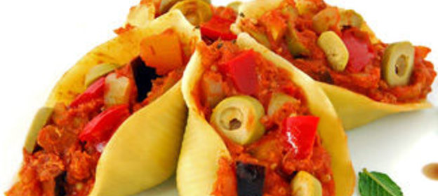 Паста с тушеными овощами, тунцом и оливками