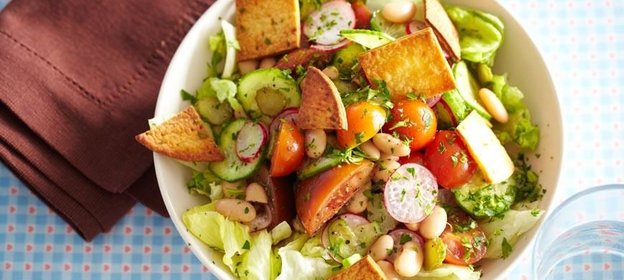 Салат фаттуш с редиской и соленым огурцом