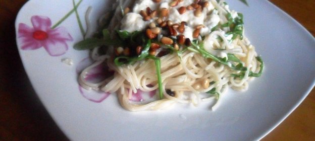 Паста с яичным соусом и кедровыми орешками