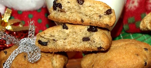 Печенье с шоколадной крошкой и изюмом в коньяке