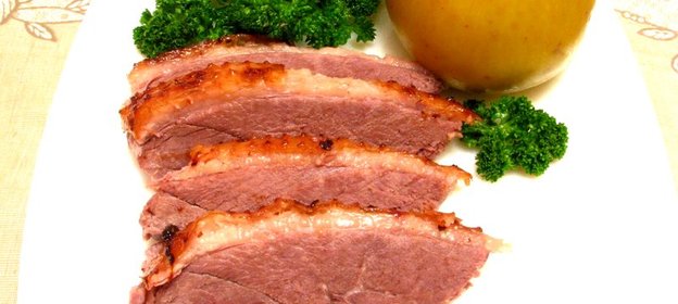 Гусь с яблоками и черносливом