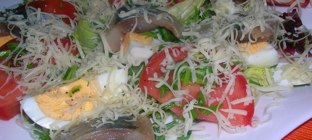 Салат Экспромт с сельдью, спелыми помидорами и сыром