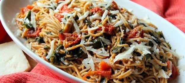 Спагетти с капустой кале и томатами