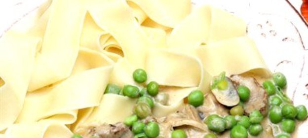 Спагетти с горошком и белыми грибами