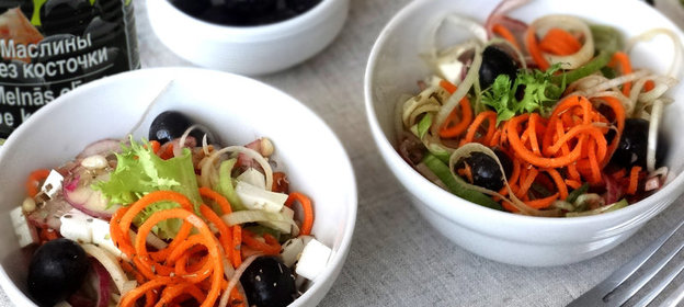 Салат из моркови и лука с фетой, кедровыми орехами и маслинами