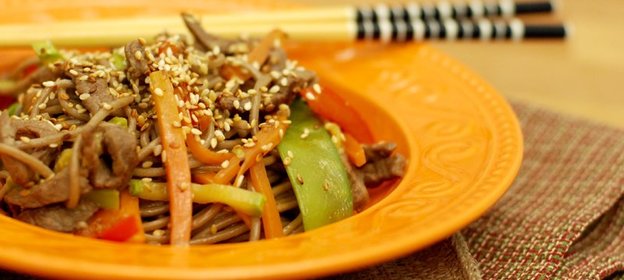 Гречневая лапша с говядиной и соусом тарияки. Тест драйв с окраиной