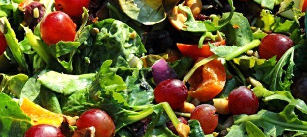 Салат из капусты, арахиса и шпината с лаймово-горчичной заправкой