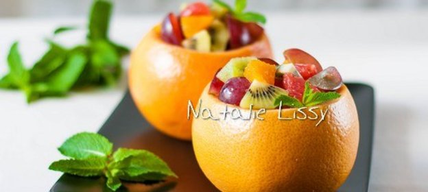 Фруктовый салат с медово-пряным соусом