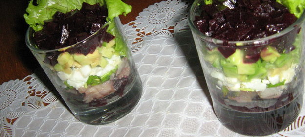 Салат из сельди,с авокадо и свеклой