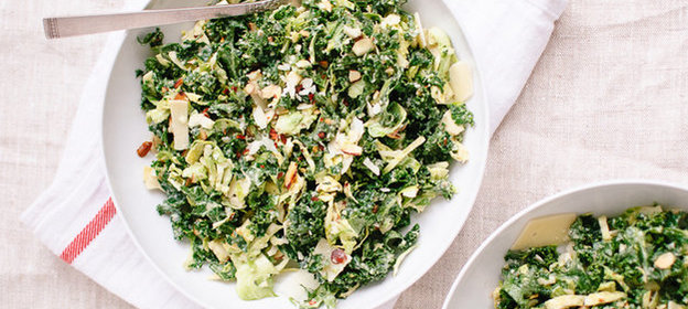 Салат с капустой кале и брюссельской капустой