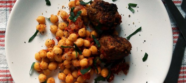 Тефтели и нут в томатном соусе