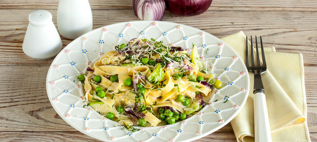 Паста с кабачками и зеленым горошком