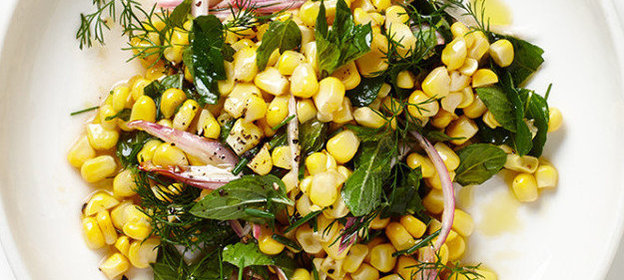 Салат с кукурузой и зеленью