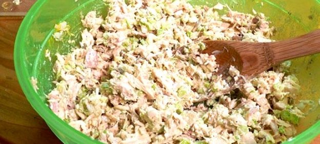 Простой салат из курицы вареной
