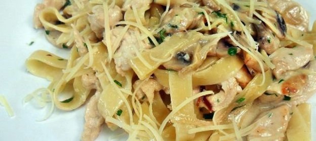 Паста с курицей и грибами в сливочном соусе