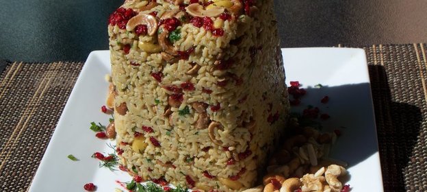 Праздничный рис с орехами и барбарисом
