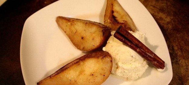 Жареные груши с карамельным соусом