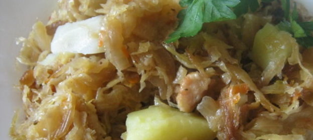 Свинина, тушенная с картофелем и квашеной капустой