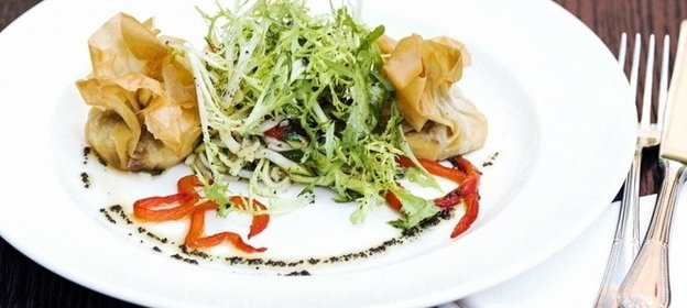 Теплый салат со спагетти из цукини и козьим сыром